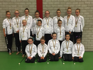 Achter van links naar rechts: Kirsten, Rianne, Demi, Lianne, Joy, Mireille, Rachel, Mayke Midden: Kirsten, Isa, Fien Voor: Renske, Puck, Teresa, Mandy, Noreen Achter van links naar rechts: Kirsten, Rianne, Demi, Lianne, Joy, Mireille, Rachel, Mayke Midden: Kirsten, Isa, Fien Voor: Renske, Puck, Teresa, Mandy, Noreen